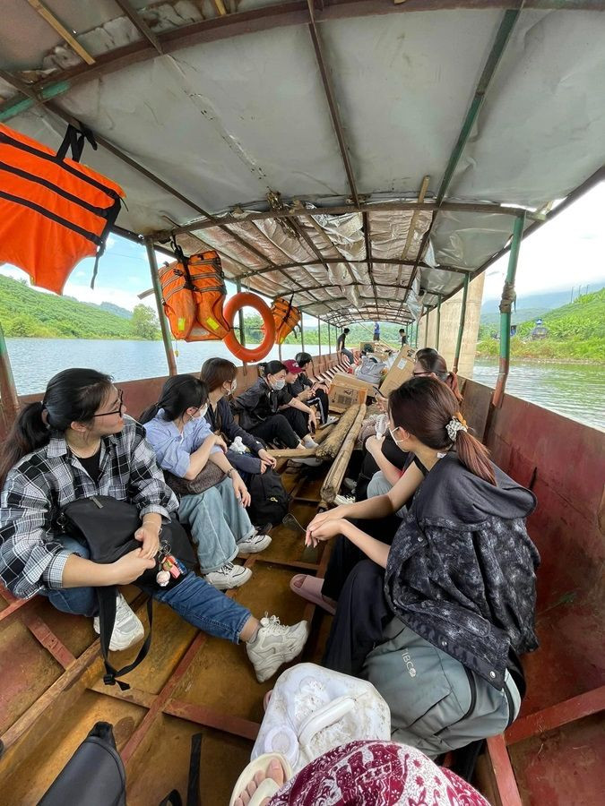 Không ngại băng đèo băng sông để đến với các em nhỏ. Ảnh: Red By TVXQ