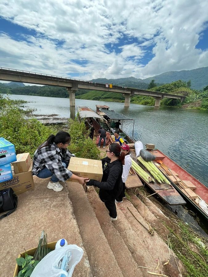 Ê-kíp vận chuyển những thùng quà xuống xuồng. Ảnh: Red By TVXQ