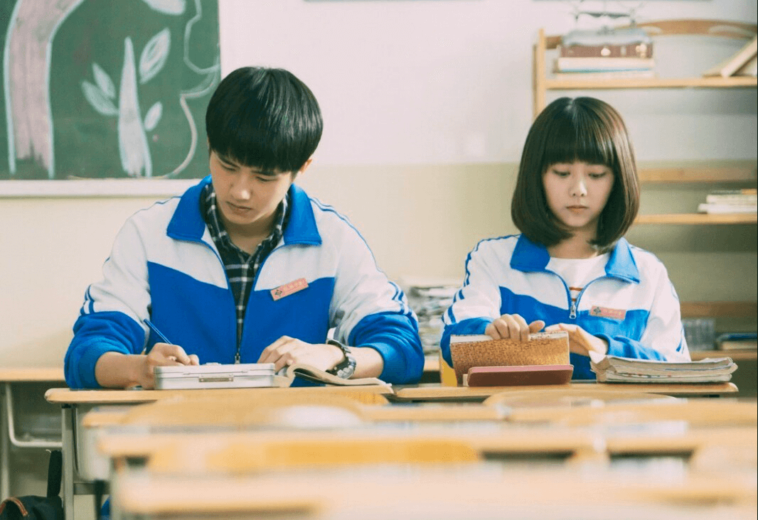 Ai mà không muốn có cô bạn cùng bàn siêu cấp dễ thương như Cảnh Cảnh chứ! Ai mà không muốn có cô bạn cùng bàn siêu cấp dễ thương như Cảnh Cảnh chứ!