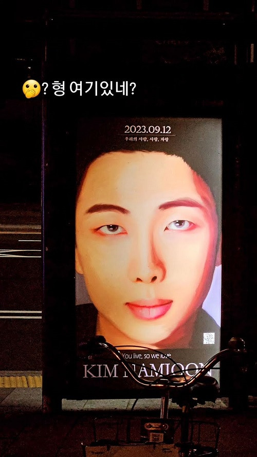 Phản ứng đáng yêu của Jimin đã chiếm trọn trái tim của người hâm mộ.