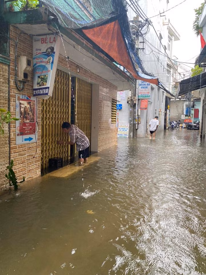 Nhân tiện sẵn nước mình tranh thủ cọ rửa cửa nhà luôn. Ảnh: Đà Nẵng