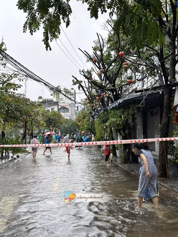 Tuy không biết có bắt được cá hay không nhưng những hình ảnh này đã trở thành cảnh quen thuộc ở khu bờ hồ Hàm Nghi mỗi khi mưa lụt. Ảnh: Đà Nẵng