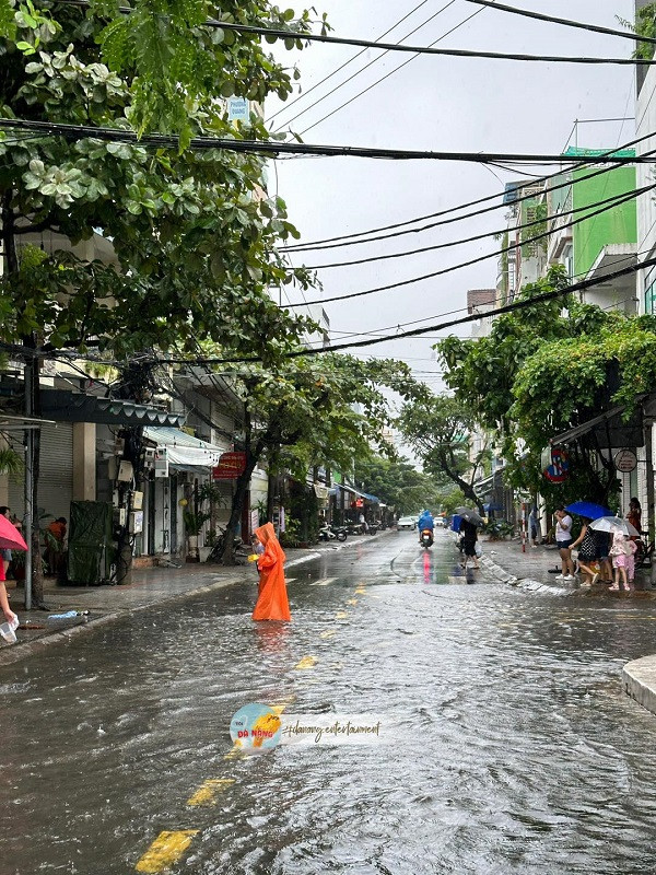 Sau những trận mưa lớn, hai bờ hồ trên đường Hàm Nghi nước lại tràn bờ. Ảnh: Đà Nẵng Sau những trận mưa lớn, hai bờ hồ trên đường Hàm Nghi nước lại tràn bờ. Ảnh: Đà Nẵng