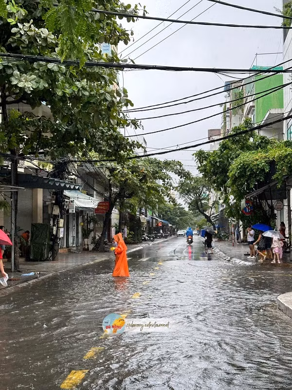 Sau những trận mưa lớn, hai bờ hồ trên đường Hàm Nghi nước lại tràn bờ. Ảnh: Đà Nẵng