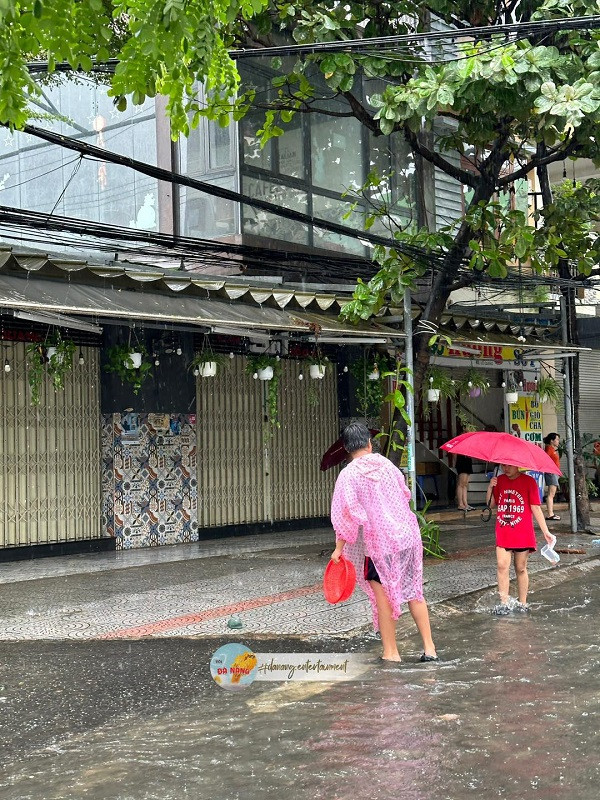 Người dân thường mang cá đến thả, phóng sinh ở 2 hồ nước trên đường Hàm Nghi này. Mỗi lần nước hồ dâng tràn bờ, người dân sống xung quanh khu vực bờ hồ lại rủ nhau mang "đồ nghề" ra đường bắt cá. Ảnh: Đà Nẵng Người dân thường mang cá đến thả, phóng sinh ở 2 hồ nước trên đường Hàm Nghi này. Mỗi lần nước hồ dâng tràn bờ, người dân sống xung quanh khu vực bờ hồ lại rủ nhau mang "đồ nghề" ra đường bắt cá. Ảnh: Đà Nẵng