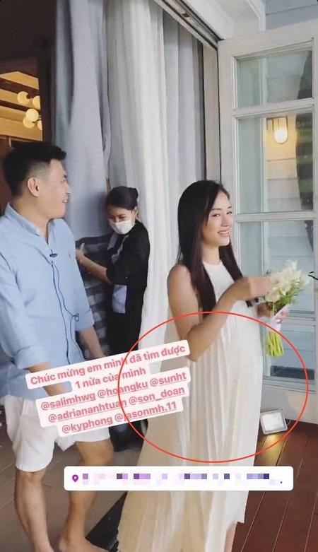 Salim mặc một chiếc váy trắng rộng làm dấy lên nghi vấn cô nàng đang mang thai. Salim mặc một chiếc váy trắng rộng làm dấy lên nghi vấn cô nàng đang mang thai.