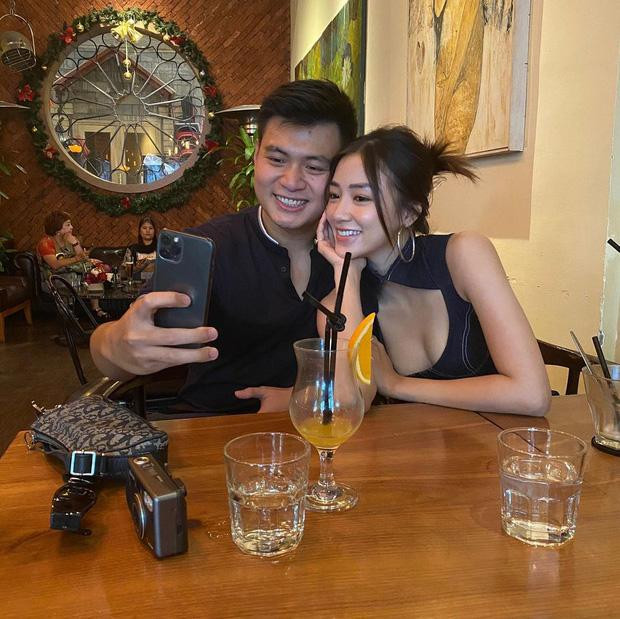 Sau khi xác nhận mối quan hệ, Salim và bạn trai thiếu gia thường xuyên chia sẻ những bức ảnh lãng mạn cùng nhau. Sau khi xác nhận mối quan hệ, Salim và bạn trai thiếu gia thường xuyên chia sẻ những bức ảnh lãng mạn cùng nhau.