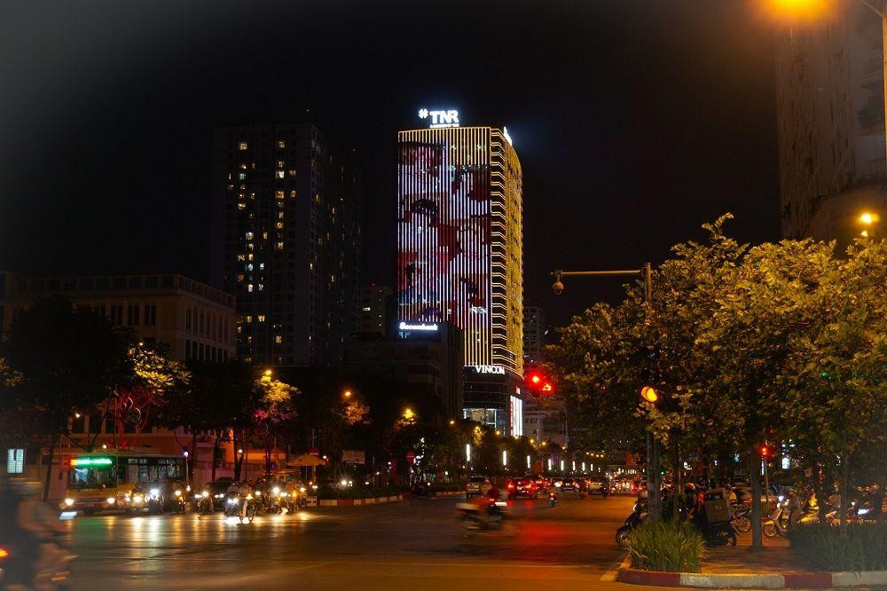 V-ARMY đã đưa hình ảnh quảng bá của BTS và Butter lên tòa nhà TNR, Hà Nội. (Ảnh: BTS Voting Fanpage)