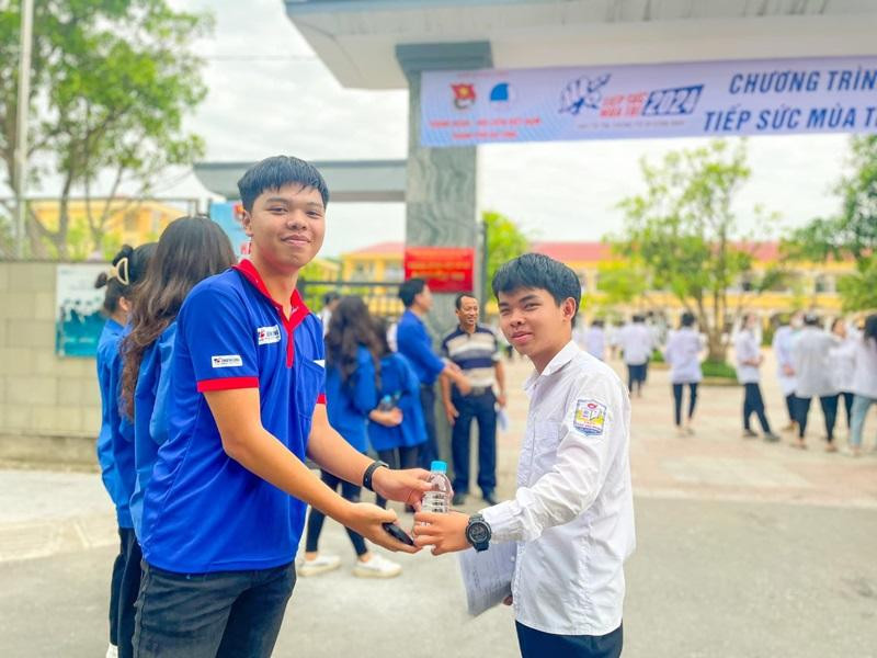 Màu áo xanh, miệng mỉm cười, tay trao nước là những hình ảnh khi nói về các tình nguyện viên không ngại nắng nóng vẫn luôn túc trực để hỗ trợ các sĩ tử 2K6. Ảnh: Fanpage Tỉnh đoàn Hà Tĩnh