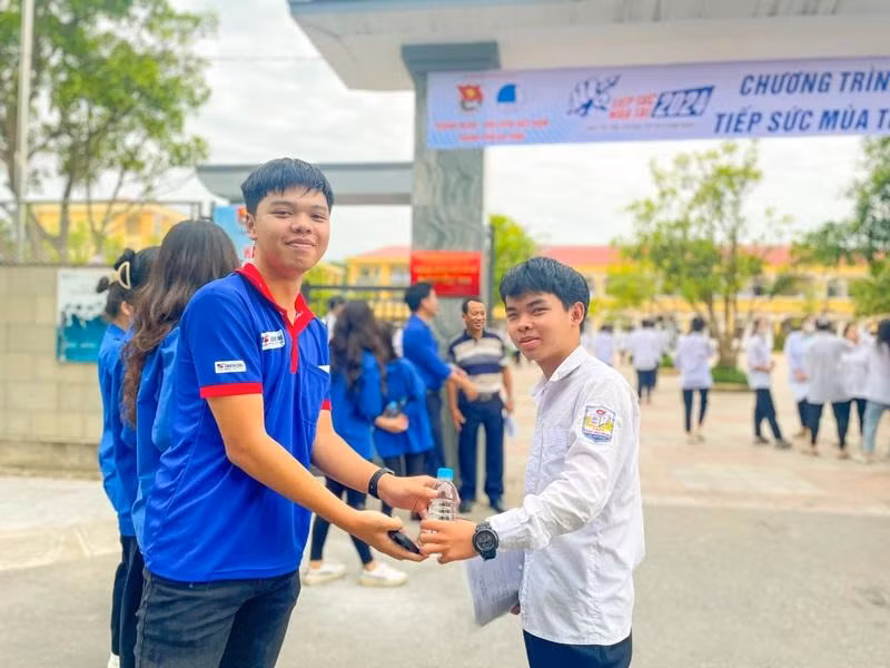 Màu áo xanh, miệng mỉm cười, tay trao nước là những hình ảnh khi nói về các tình nguyện viên không ngại nắng nóng vẫn luôn túc trực để hỗ trợ các sĩ tử 2K6. Ảnh: Fanpage Tỉnh đoàn Hà Tĩnh