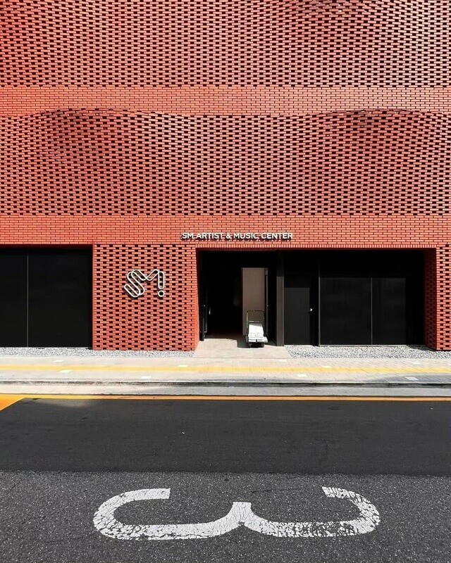 Mặt tiền ấn tượng của tòa nhà mới. Lên đồ rồi check-in ở đây là hết sẩy! Mặt tiền ấn tượng của tòa nhà mới. Lên đồ rồi check-in ở đây là hết sẩy!