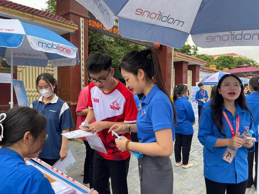 Các “bóng hồng xanh” giải đáp những thắc mắc, hỗ trợ thí sinh trên hành “vượt vũ môn” của mình. Ảnh: Fanpage Đoàn khối Doanh nghiệp tỉnh Nghệ An