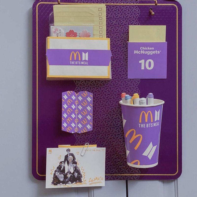 Bạn ARMY này còn đỉnh hơn khi đã dùng bìa, lịch treo tường cũ kết hợp cùng hộp đựng gà, ly Coca để làm nên góc đựng đồ dùng văn phòng phẩm xinh xắn. Theo review của ARMY thì ly Coca đựng bút khá chắc chắn. (Nguồn: ktaebwi_613 - Reup: KeepFLYINGBTSVN) Bạn ARMY này còn đỉnh hơn khi đã dùng bìa, lịch treo tường cũ kết hợp cùng hộp đựng gà, ly Coca để làm nên góc đựng đồ dùng văn phòng phẩm xinh xắn. Theo review của ARMY thì ly Coca đựng bút khá chắc chắn. (Nguồn: ktaebwi_613 - Reup: KeepFLYINGBTSVN)