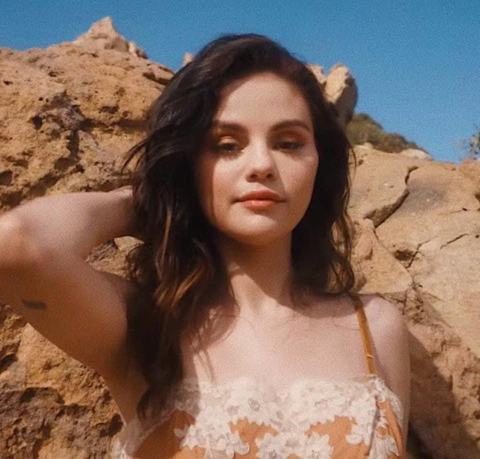 Nhớ năm xưa, Nicki Minaj cũng từng thẳng thừng tuyên bố từ giã sự nghiệp nhưng rồi lại đăng tweet xin lỗi fan, đính chính lại sự việc. Hai cô nàng đã “hù” fan nhà một phen “hú hồn”.