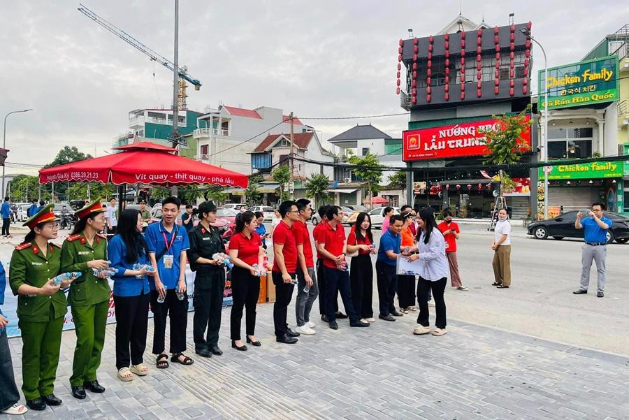 Các tình nguyện viên sẵn sàng và sẵn lòng hỗ trợ các sĩ tử 2K6 bất cứ lúc nào tại điểm thi trường THPT chuyên Phan Bội Châu (Nghệ An). Ảnh: Fanpage Đoàn khối Doanh nghiệp tỉnh Nghệ An
