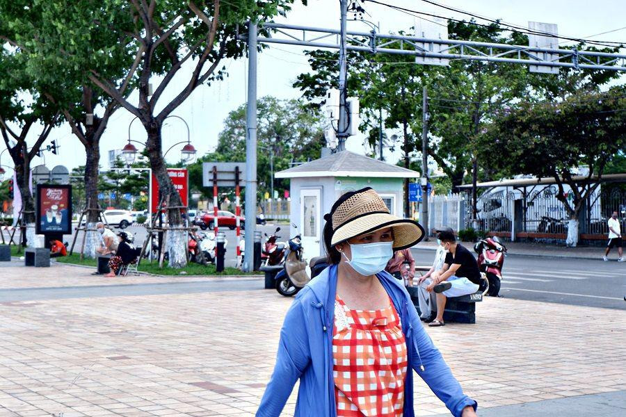 Người dân Đà Nẵng nghiêm chỉnh mang khẩu trang khi ra ngoài.