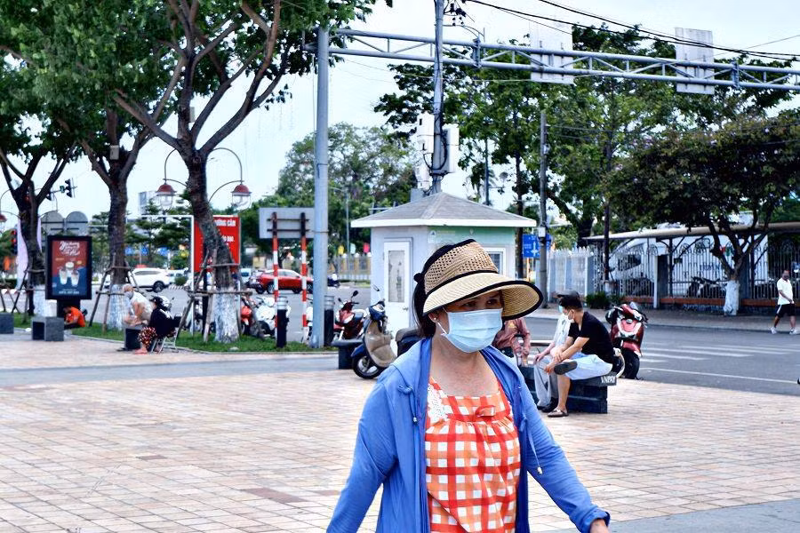 Người dân Đà Nẵng nghiêm chỉnh mang khẩu trang khi ra ngoài.