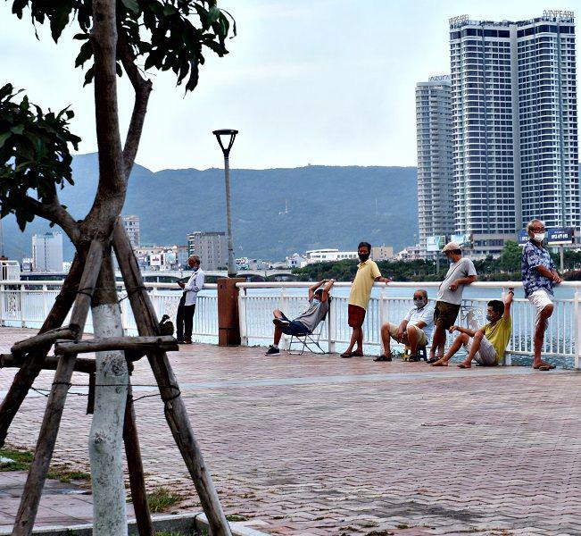 Phố đi bộ Bạch Đằng là địa điểm mà người dân thường xuyên đến rất đông, nhưng vì diễn biến của dịch COVID-19 nên nơi này trở nên khá vắng vẻ, chỉ có một số ít người tập trung tại đây.