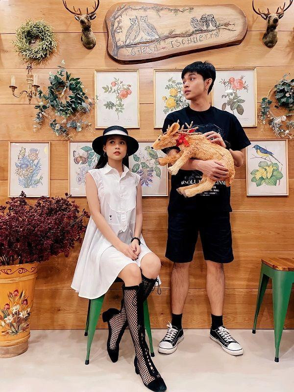 Jun Phạm hội ngộ cùng Sam khiến khán giả nhớ đến vai diễn Út Kiệm và Út Đượm trong phim "Cô Thắm Về Làng".