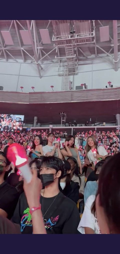 Trước đó, các fan phấn khích khi thấy Jaejoong đến xem concert của Taeyeon (SNSD). Trước đó, các fan phấn khích khi thấy Jaejoong đến xem concert của Taeyeon (SNSD).
