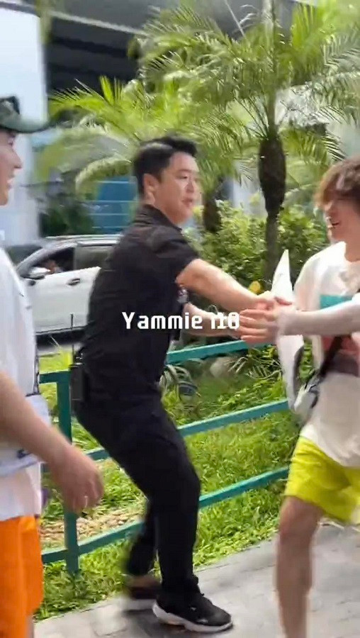 Và cái kết bị vệ sĩ cản lại vì tưởng Heechul là fan cuồng. Ảnh: Yammie 710 Và cái kết bị vệ sĩ cản lại vì tưởng Heechul là fan cuồng. Ảnh: Yammie 710