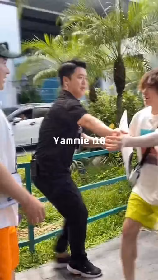 Và cái kết bị vệ sĩ cản lại vì tưởng Heechul là fan cuồng. Ảnh: Yammie 710
