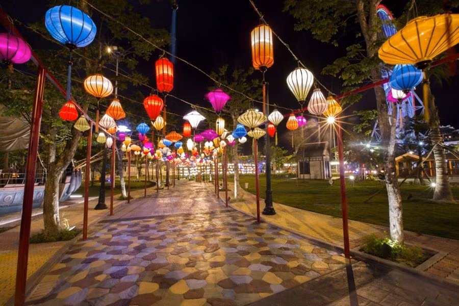 Con đường đèn lồng tại Công viên Châu Á trong dịp Tết Giáp Thìn 2024. Ảnh: asiapark Con đường đèn lồng tại Công viên Châu Á trong dịp Tết Giáp Thìn 2024. Ảnh: asiapark