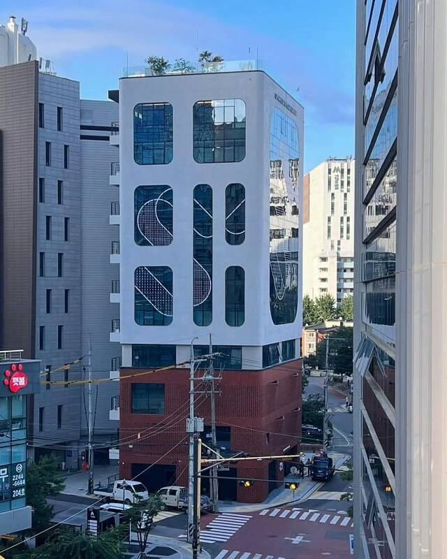 Các fan còn nói vui rằng SM chơi lớn như này chắc để tránh "động đất nhân tạo". Các fan còn nói vui rằng SM chơi lớn như này chắc để tránh "động đất nhân tạo".