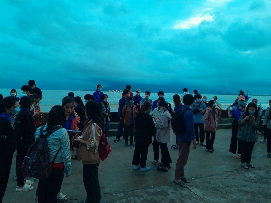 Đủ combo: Cuối tuần - lạnh - trời chưa sáng hẳn nhưng các bạn trẻ vẫn có mặt đông đủ. (Ảnh: Đầu cầu Đà Nẵng - Xanh Việt Nam)