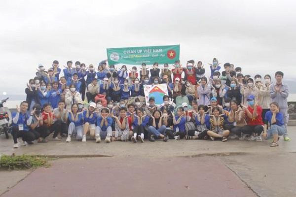 Sau thành công của 3 mùa trước, chiến dịch Clean up Việt Nam lần thứ 4 &quot;Nhặt rác cùng nhau - vươn ra toàn cầu&quot; của Xanh Việt Nam tiếp tục ghi điểm ấn tượng. (Ảnh: Đầu cầu Đà Nẵng - Xanh Việt Nam)