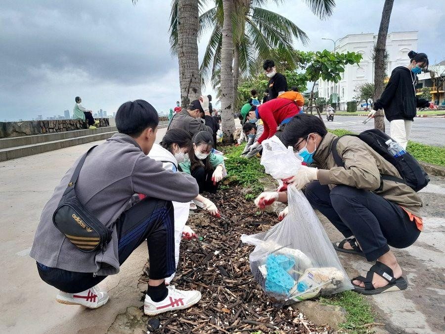 Tất cả nhanh chóng &quot;vào việc&quot;, làm sạch con đường đi bộ dọc bãi biển. (Ảnh: Đầu cầu Đà Nẵng - Xanh Việt Nam)