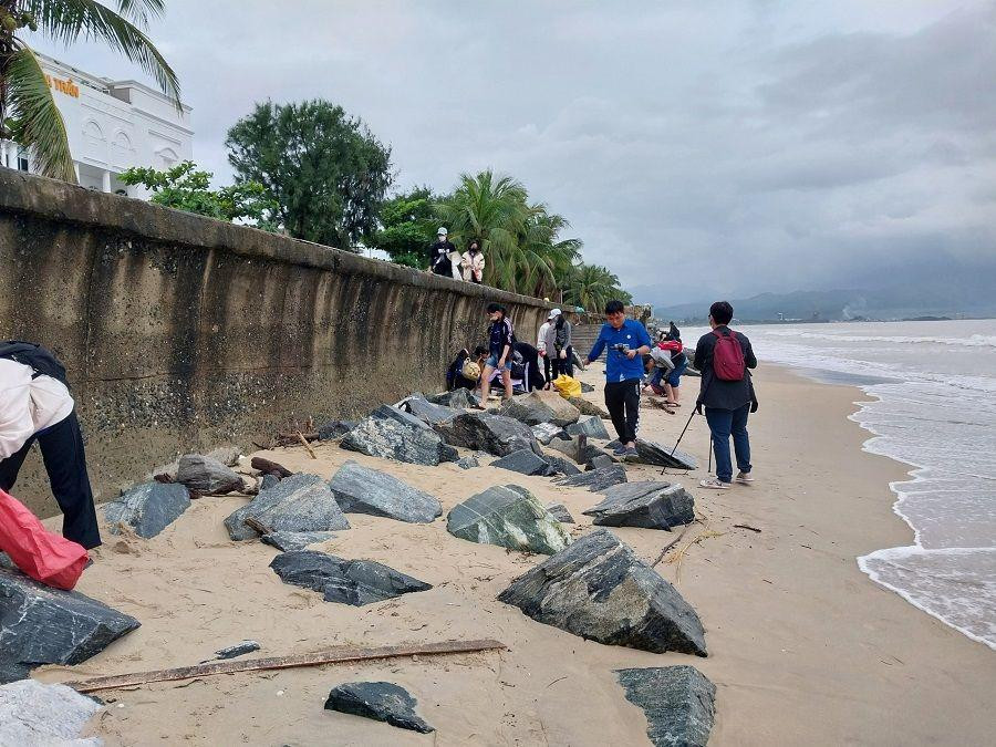 Cùng nhau trả lại bãi cát sạch nguyên sơ. (Ảnh: Đầu cầu Đà Nẵng - Xanh Việt Nam)