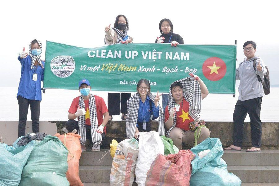 Những &quot;chiến lợi phẩm&quot; đầu tiên được tập kết. (Ảnh: Đầu cầu Đà Nẵng - Xanh Việt Nam)