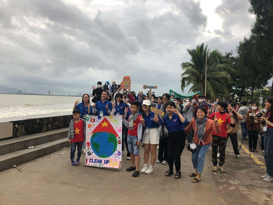 1 giờ sau, khi màn đêm dần nhường chỗ cho bình minh, các TNV đến càng lúc càng đông. (Ảnh: Đầu cầu Đà Nẵng - Xanh Việt Nam)