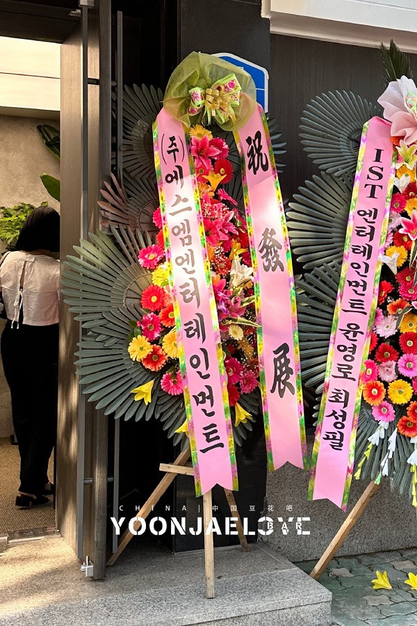 Rất nhiều fan còn chú ý đến nguồn ảnh gốc là YoonJae Love Bar, một trong những fansite lâu đời nhất của Yunho và Jaejoong. Ảnh: @dbskfanbaseid Rất nhiều fan còn chú ý đến nguồn ảnh gốc là YoonJae Love Bar, một trong những fansite lâu đời nhất của Yunho và Jaejoong. Ảnh: @dbskfanbaseid