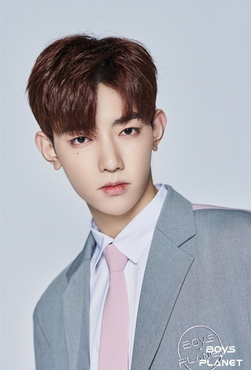 Zhang Hao (sinh ngày 25/7/2000) gây bất ngờ khi trở thành thí sinh ngoại quốc đầu tiên đạt hạng nhất trong show sống còn của Hàn Quốc. Zhang Hao (sinh ngày 25/7/2000) gây bất ngờ khi trở thành thí sinh ngoại quốc đầu tiên đạt hạng nhất trong show sống còn của Hàn Quốc.