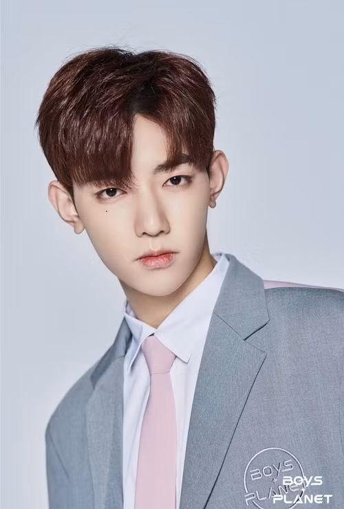 Zhang Hao (sinh ngày 25/7/2000) gây bất ngờ khi trở thành thí sinh ngoại quốc đầu tiên đạt hạng nhất trong show sống còn của Hàn Quốc. Zhang Hao (sinh ngày 25/7/2000) gây bất ngờ khi trở thành thí sinh ngoại quốc đầu tiên đạt hạng nhất trong show sống còn của Hàn Quốc.