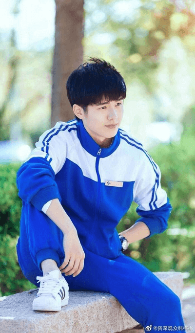 Chàng trai tóc ngố nhưng không hề ngố một xíu nào - Dư Hoài. Chàng trai tóc ngố nhưng không hề ngố một xíu nào - Dư Hoài.