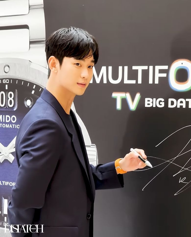 Chuyển nhanh 10 năm sau, Kim Soo Hyun vẫn lịch thiệp hơn bao giờ hết vào năm 2023. Dù tạm dừng đóng phim 2 năm nhưng có thể thấy anh vẫn quản lý bản thân rất tốt. Chuyển nhanh 10 năm sau, Kim Soo Hyun vẫn lịch thiệp hơn bao giờ hết vào năm 2023. Dù tạm dừng đóng phim 2 năm nhưng có thể thấy anh vẫn quản lý bản thân rất tốt.