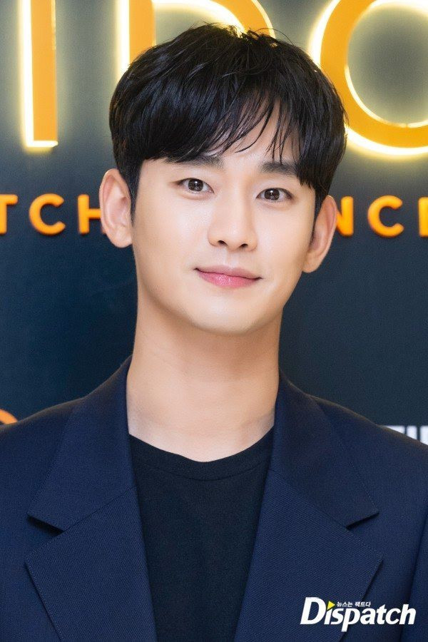 Diện áo phông không cổ kết hợp với vest blazer, anh trông vừa sang trọng vừa phóng khoáng. Diện áo phông không cổ kết hợp với vest blazer, anh trông vừa sang trọng vừa phóng khoáng.