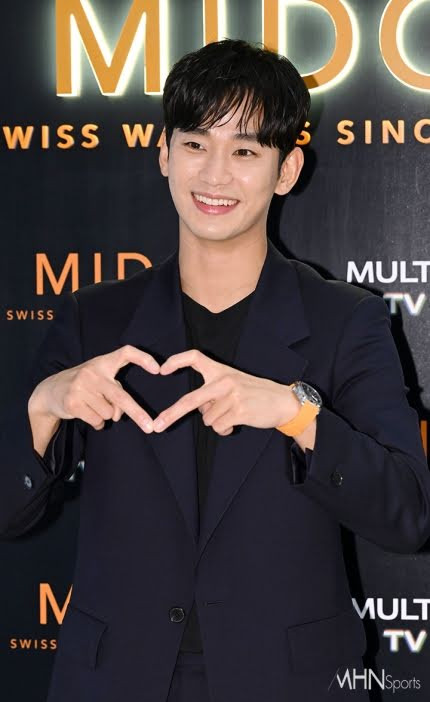 Kim Soo Hyun chào từng người hâm mộ và báo chí bằng nụ cười rạng rỡ. Kim Soo Hyun chào từng người hâm mộ và báo chí bằng nụ cười rạng rỡ.