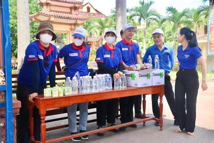 Các tình nguyện viên tại các điểm thi của tỉnh Quảng Bình luôn vui vẻ, hỗ trợ nhiệt tình các thí sinh cũng như phụ huynh. Ảnh: Fanpage Tuổi trẻ Quảng Bình