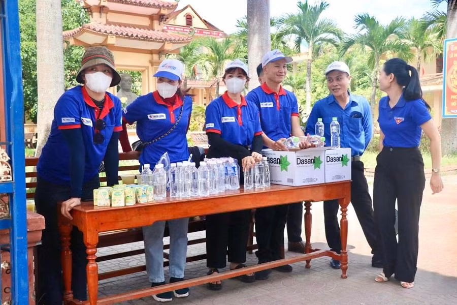Các tình nguyện viên tại các điểm thi của tỉnh Quảng Bình luôn vui vẻ, hỗ trợ nhiệt tình các thí sinh cũng như phụ huynh. Ảnh: Fanpage Tuổi trẻ Quảng Bình