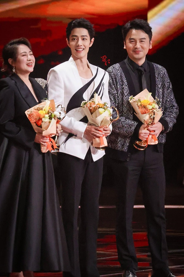 Sau một hồi né qua né lại thì Tiêu Chiến cũng phải đứng giữa. Bức ảnh này được cư dân mạng xứ Trung khen đẹp như một nhà 3 người. Sau một hồi né qua né lại thì Tiêu Chiến cũng phải đứng giữa. Bức ảnh này được cư dân mạng xứ Trung khen đẹp như một nhà 3 người.