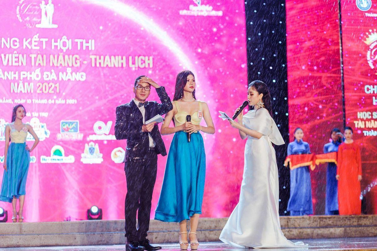 Đêm thi diễn ra dưới cơn mưa tầm tã. Trong đêm chung kết, các thí sinh lần lượt trình diễn trang phục áo dài và trang phục dạo phố trên sân khấu. (Ảnh: Duy Trung)