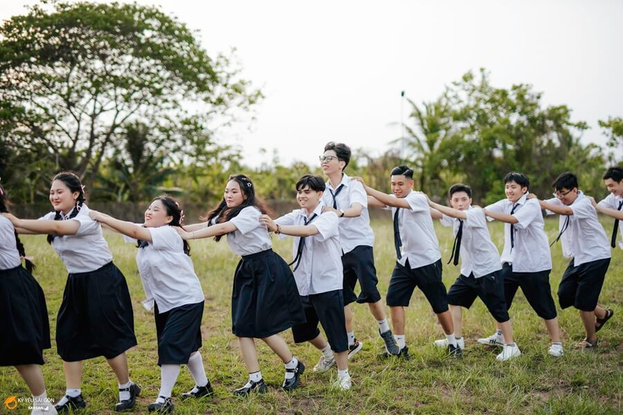 Học sinh lớp 12 Toán - Tin “rồng rắn lên mây” lưu lại hình ảnh dễ thương của tuổi học trò.