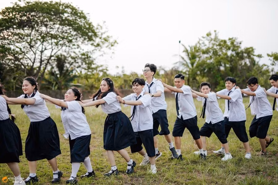 Học sinh lớp 12 Toán - Tin “rồng rắn lên mây” lưu lại hình ảnh dễ thương của tuổi học trò.