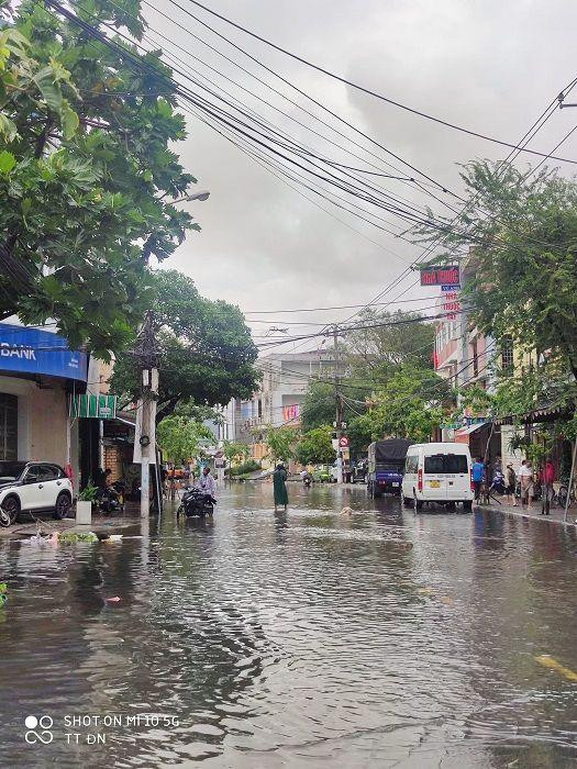 Một vài chỗ đỡ ngập hơn, nước xâm xấp lề đường. Ảnh: Fanpage Thời tiết Đà Nẵng Một vài chỗ đỡ ngập hơn, nước xâm xấp lề đường. Ảnh: Fanpage Thời tiết Đà Nẵng