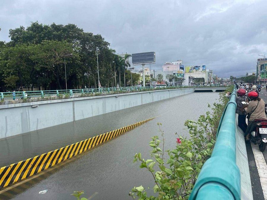 Hầm chui đường Điện Biên Phủ vẫn chìm trong nước. Ảnh: Danang Viewers Hầm chui đường Điện Biên Phủ vẫn chìm trong nước. Ảnh: Danang Viewers