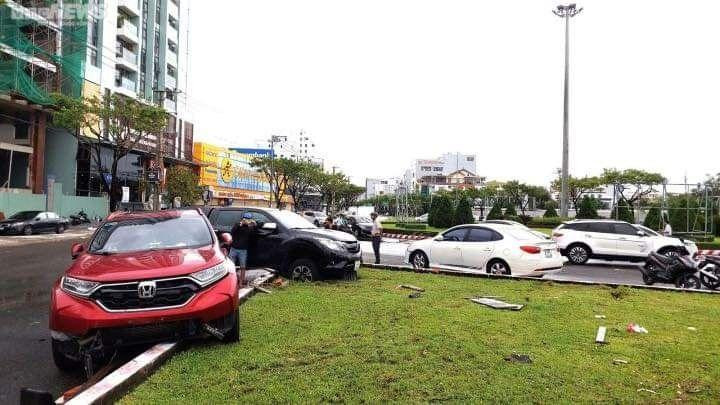 Nhiều xe ô tô bị hư hỏng nằm la liệt trên các tuyến đường. Ảnh: Danang Viewers Nhiều xe ô tô bị hư hỏng nằm la liệt trên các tuyến đường. Ảnh: Danang Viewers